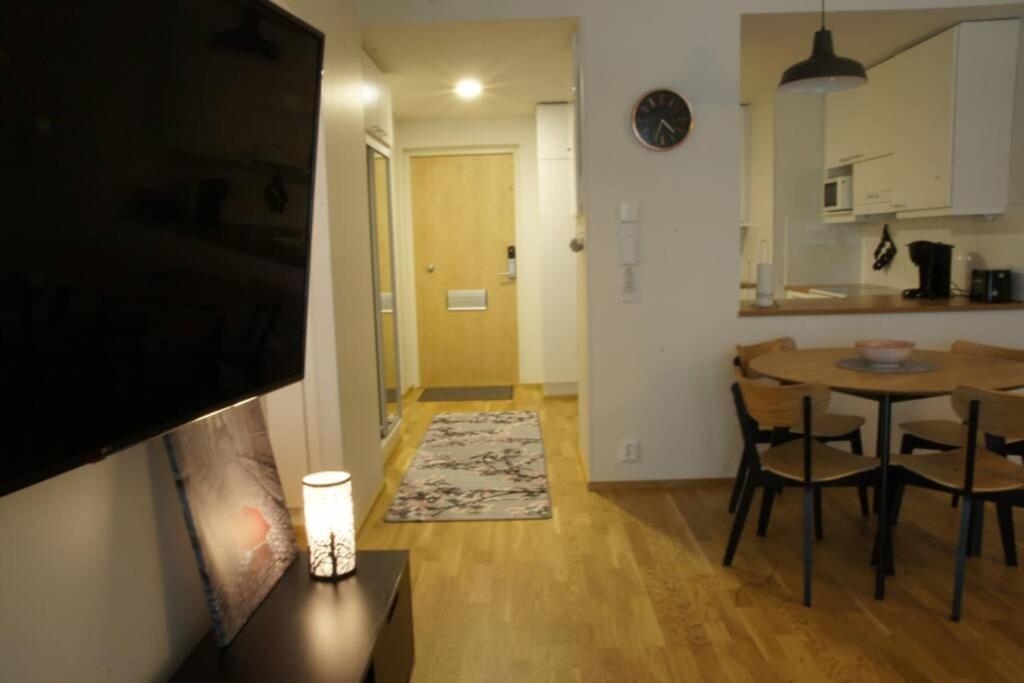 Апартаменты Keskustan Kaksio 45 M2 Autopaikalla, Rautatienkatu 19, 9 Krs Оулу Экстерьер фото